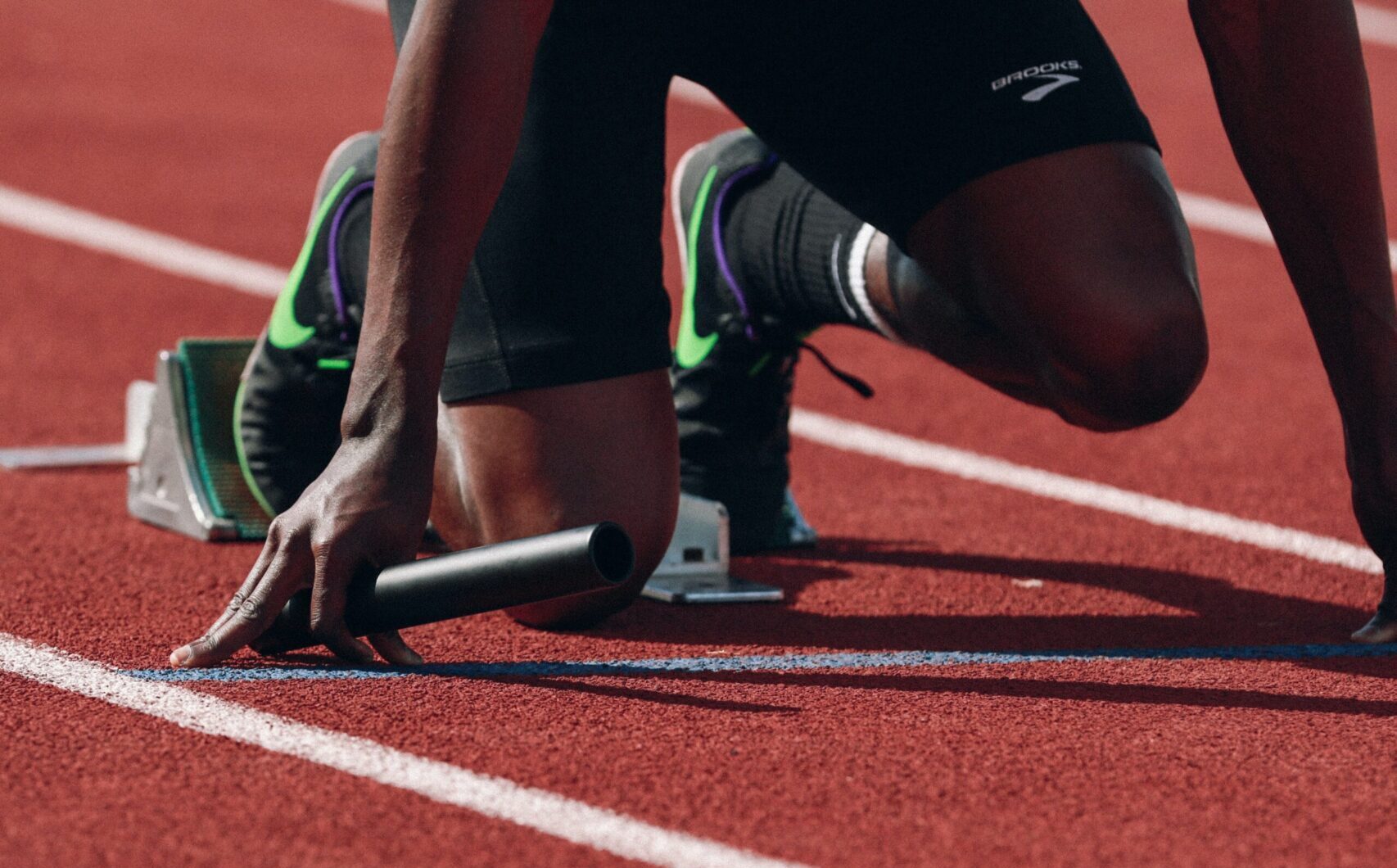 Départ coureur sur piste d'athlétisme