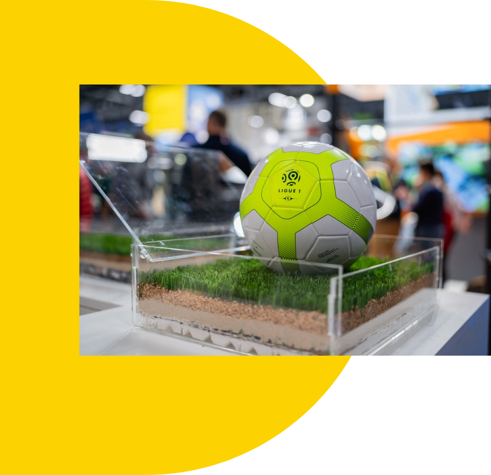 Balle de foot et pelouse sur stand Salon des Sports 2023